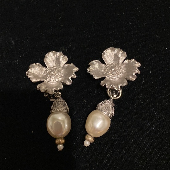 Earrings - Picture 1 of 2